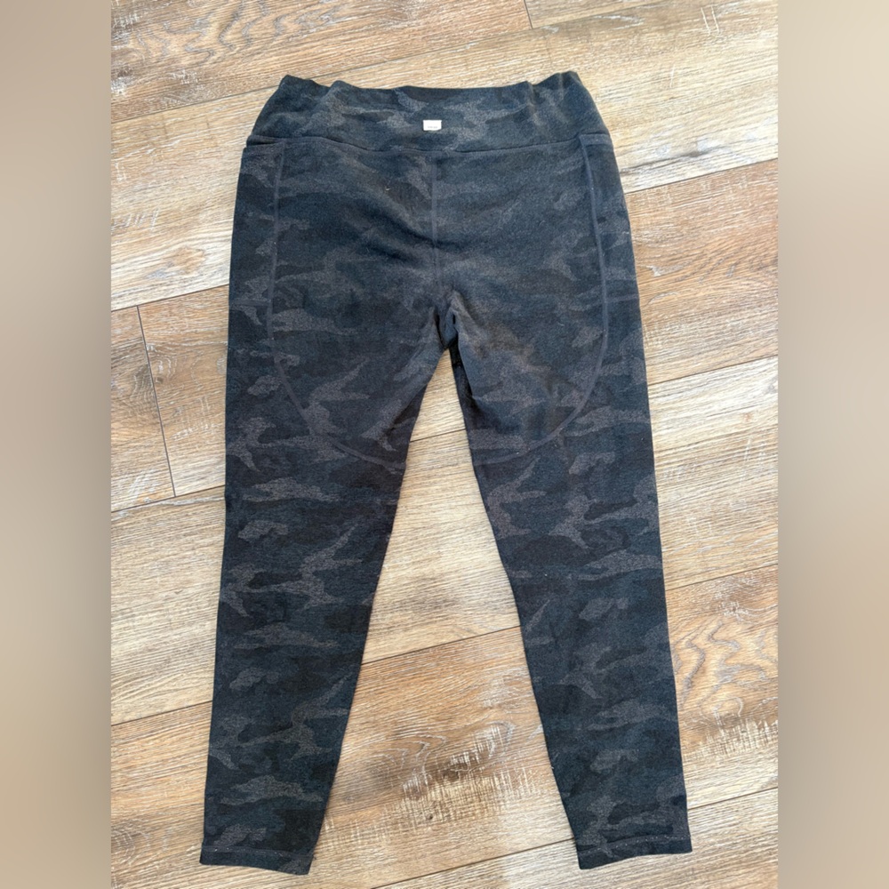 Vuori Charcoal Camouflage Leggings women’s size XL